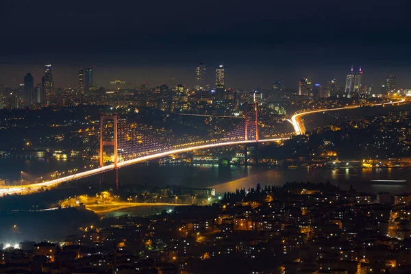 Türkiye'de Istanbul Boğaziçi Köprüsü gece panoramik fotoğraf