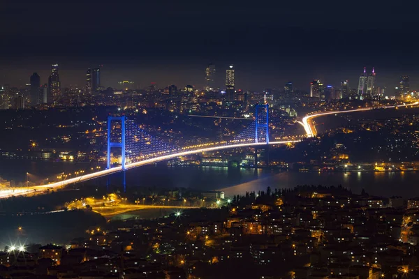 Türkiye'de Istanbul Boğaziçi Köprüsü gece panoramik fotoğraf