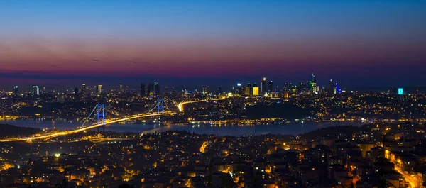 Türkiye'de Istanbul Boğaziçi Köprüsü gece panoramik görünüm
