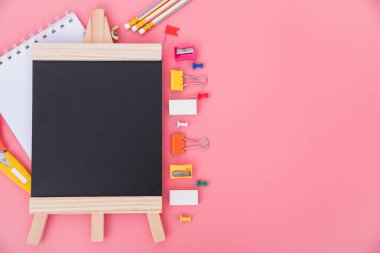 Pembe zemin üzerinde eğitim çocukları için en iyi görünüm aracı, okul konseptine geri dön