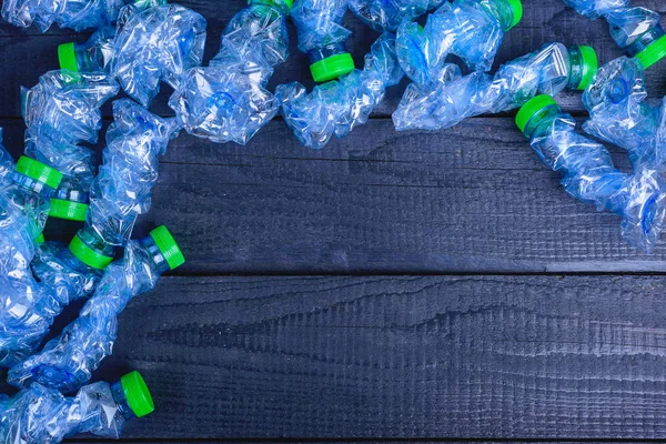 Çerçeve plastik şişeler çöp geri dönüşüm siyah ahşap üzerinde fotokopi alanı, çevre kavramı