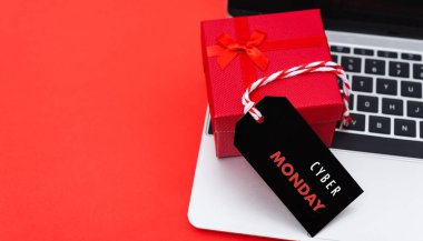 Online alışveriş, Promosyon Cyber Monday siyah etiketli satış metni