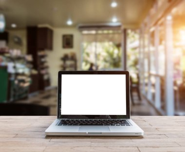 Ahşap masa üstünde laptop