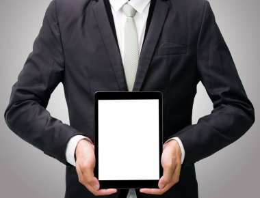 İşadamı, elinde boş tabletle ayakta duruyor.