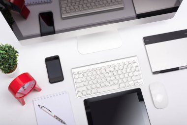 Üst görünüm Ofis monitörü bilgisayar retina görüntüsü, fare, klavye