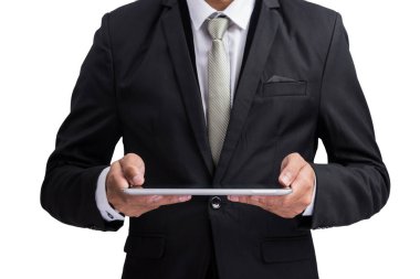 Yong işadamı dijital tablet bilgisayarı ekranı gösteriyor