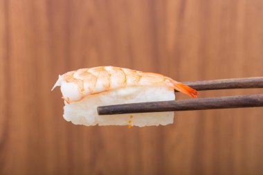 suşi rulo siyah çubuklarla