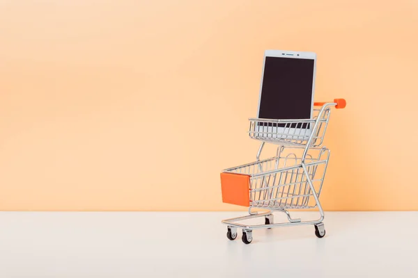 Mock up shoppong online kosár és okostelefon íróasztal iroda — Stock Fotó