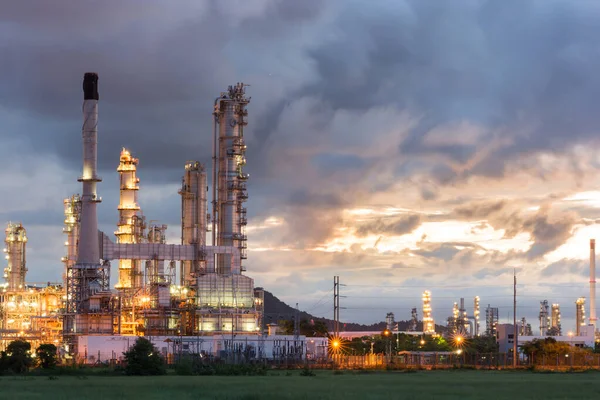 Fabryka rafinerii ropy naftowej o zmroku — Zdjęcie stockowe