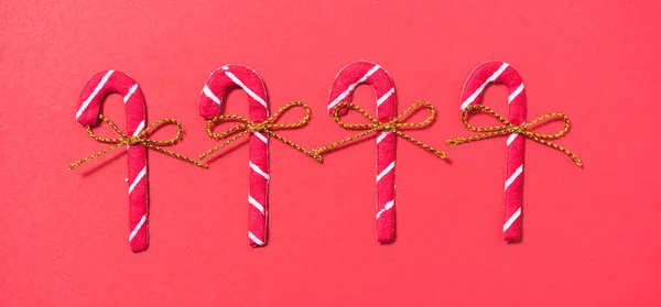 Vánoce 4 bonbóny cukrová třtina na červeném pozadí — Stock fotografie