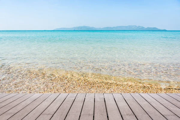 Scena di spiaggia con pavimento in legno — Foto Stock