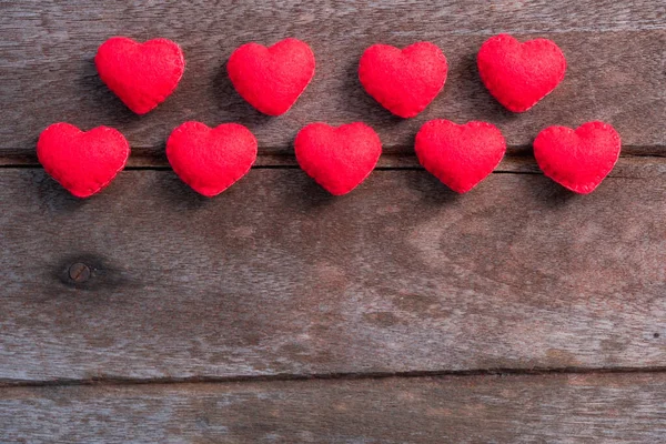 Tessuto cuore rosso su sfondo di legno — Foto Stock