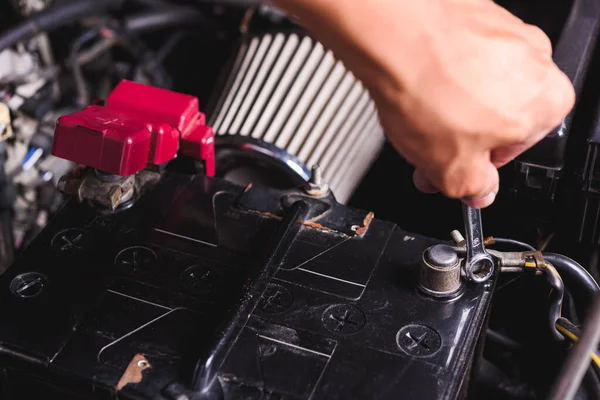 Hand van de technicus service check batterij — Stockfoto