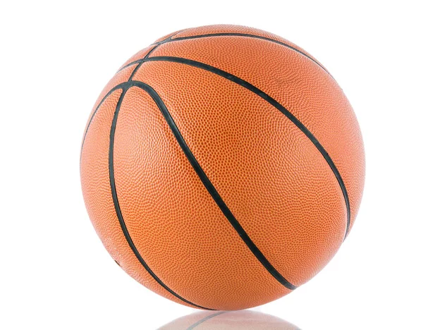 Pelota para el juego en el aislado de baloncesto — Foto de Stock