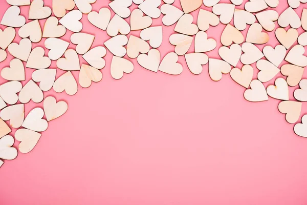 Houten hartjes op roze achtergrond met kopieerruimte, — Stockfoto