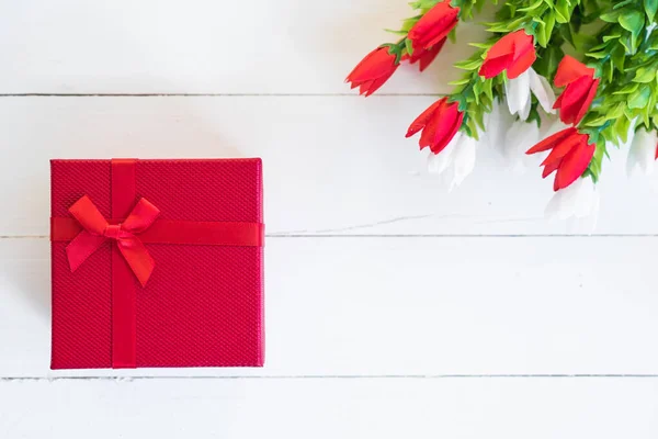 Червона подарункова коробка та квітка — стокове фото