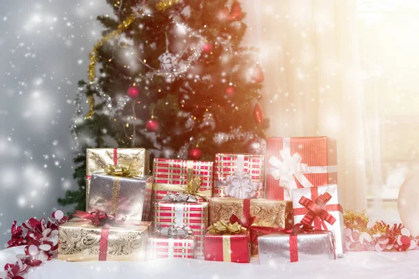 Many Christmas presents gift boxes on a table with Christmas tre — Stock Photo, Image