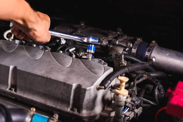 Mano del motor de servicio mecánico automático y el uso de la llave inglesa —  Fotos de Stock