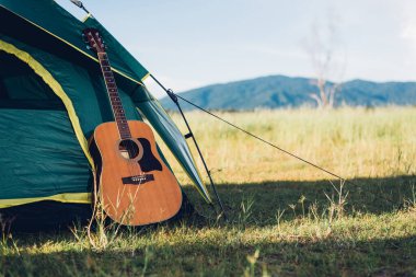 Kamp çadırı ve gitar.