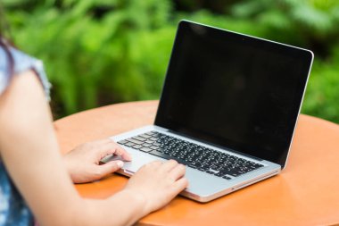 Dizüstü bilgisayarda yazan kadın elleri