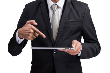 Yong işadamı dijital tablet bilgisayarı ekranı gösteriyor