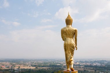 Buda dağda duruyor Wat Phra Khao Noi
