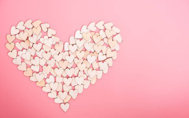 Pembe arka planda tahta kalpler