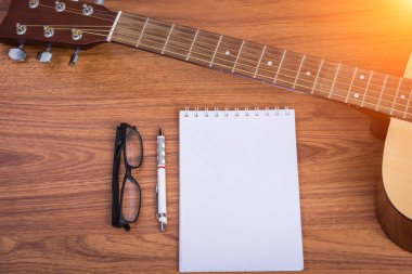 gitar defteri, kalem ve gözlük