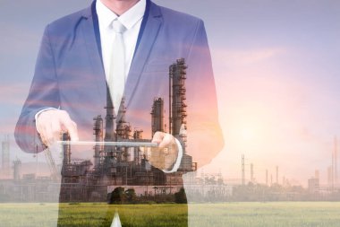 Tablette işadamı dokunuşuyla çift pozlama