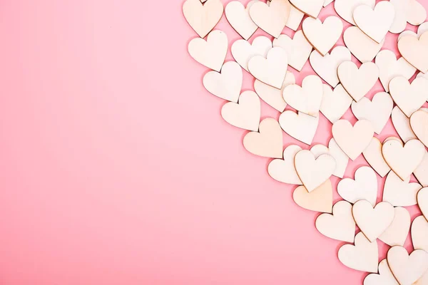 Houten hartjes op roze achtergrond hebben kopieerruimte, — Stockfoto