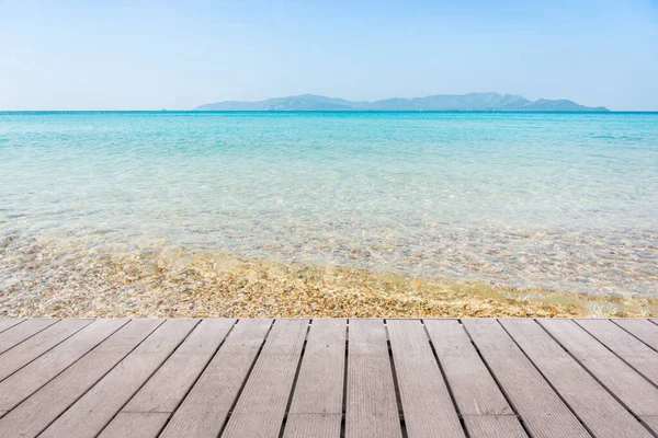 Scena di spiaggia con pavimento in legno — Foto Stock