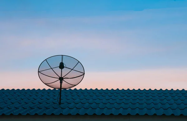 Satellietschotel in zonsondergang hemel — Stockfoto