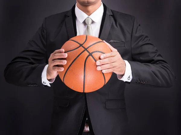 Joven empresario sosteniendo pelota de baloncesto — Foto de Stock