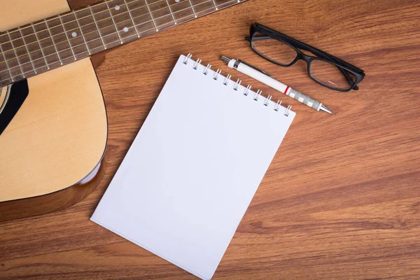 Notatnik gitarowy, ołówek i okulary — Zdjęcie stockowe