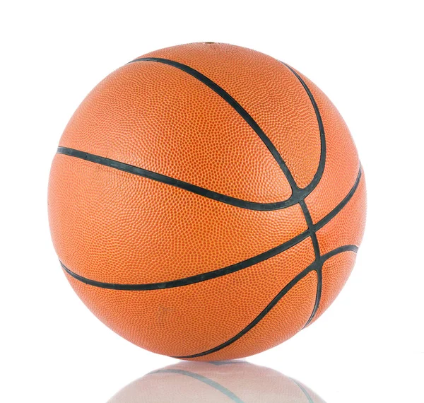 Pelota para el juego en el aislado de baloncesto — Foto de Stock