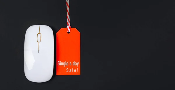 Compras on-line Single 's day sale text on red tag label and whit — Fotografia de Stock