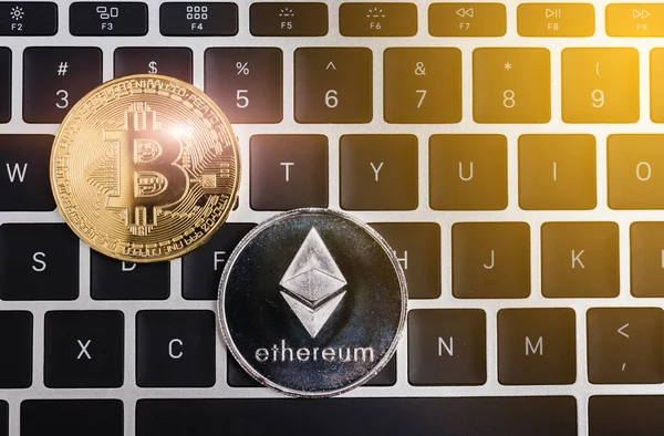 Virtuella Bitcoin och Ethereum mynt valuta finansiera pengar — Stockfoto