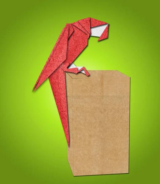Бумажный попугай оригами — стоковое фото