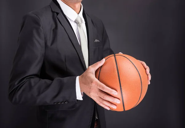 Joven empresario sosteniendo pelota de baloncesto — Foto de Stock