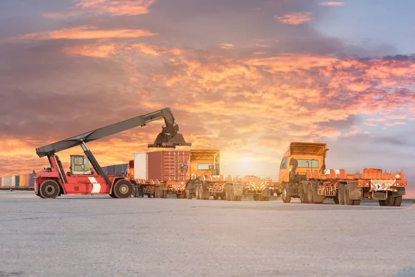 Carga de la caja de contenedores de manejo de carretillas elevadoras — Foto de Stock