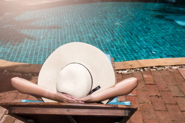 Asian young Women relaxing sleep poolside at luxury swimming poo — Stock Photo, Image