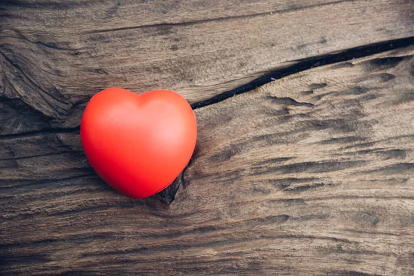 Corazón rojo amor sobre fondo de madera — Foto de Stock
