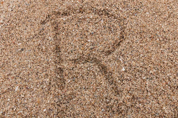 Character R of the alphabet writing on the sand — ストック写真