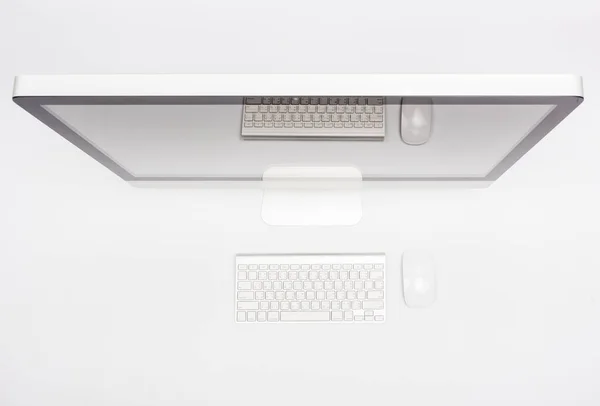 Tope görüntüleme monitörü bilgisayar retina görüntüsü, fare, klavye — Stok fotoğraf