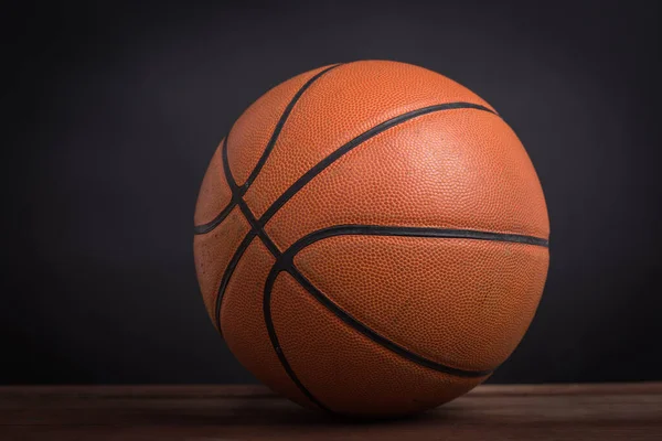 Närbild gamla basket korg boll — Stockfoto