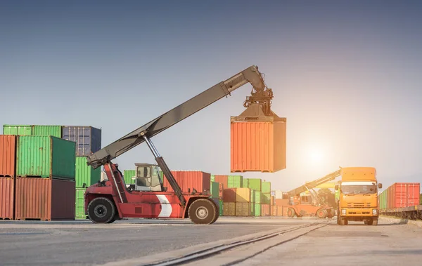 Carga de la caja de contenedores de manejo de carretillas elevadoras —  Fotos de Stock