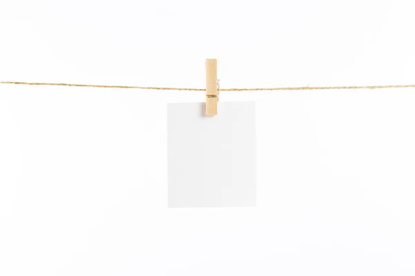 Papper kort hängande rep isolerad — Stockfoto
