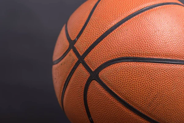 Primer plano pelota de baloncesto vieja cesta —  Fotos de Stock