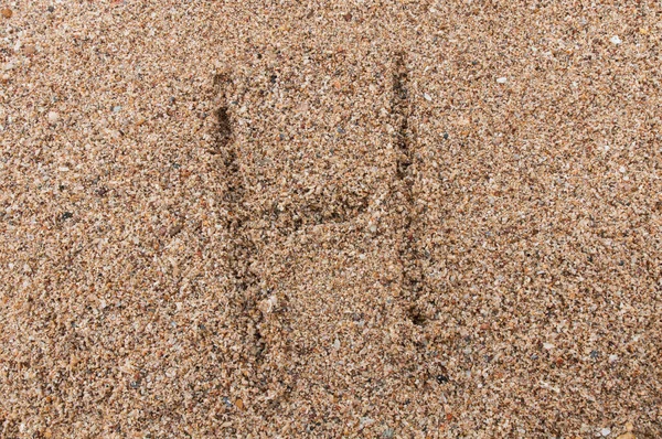 Символ H алфавіту, що пишеться на піску — стокове фото