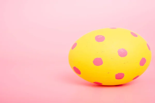 Cor amarela bonita do ovo da Páscoa no rosa — Fotografia de Stock